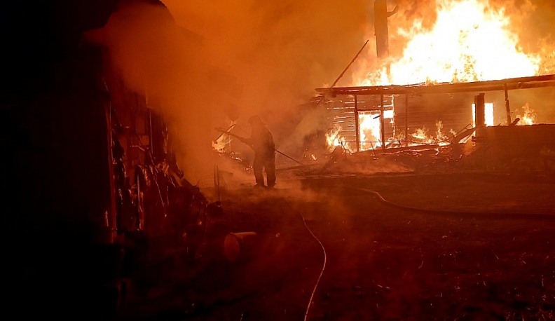 Ночью в Калужской области сгорело два дома