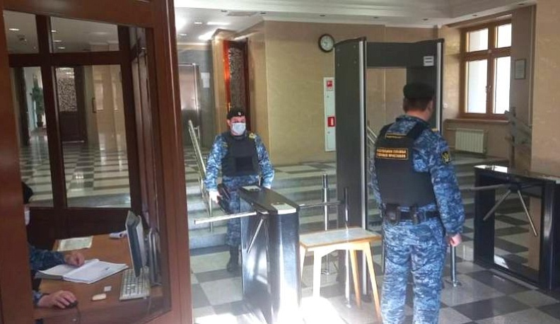 За год в суды на территории Калужской области пытались пронесли 1032 единицы оружия и боеприпасов