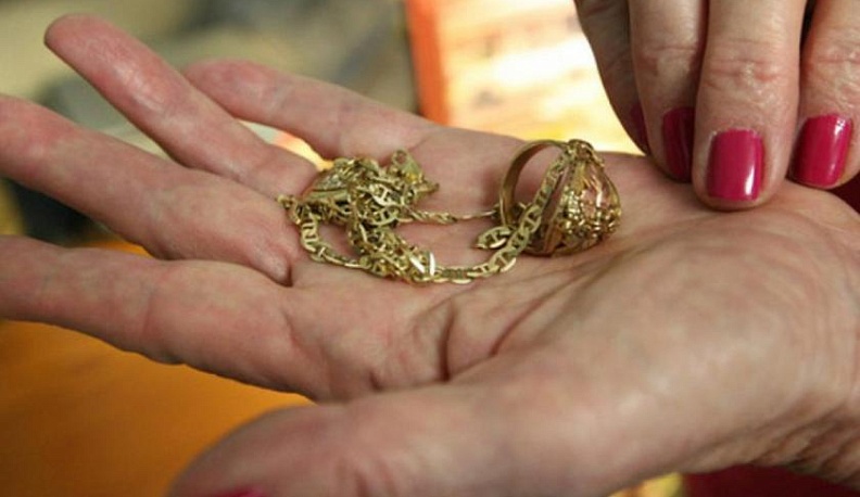 Подруга регулярно воровала у калужанки золотые украшения