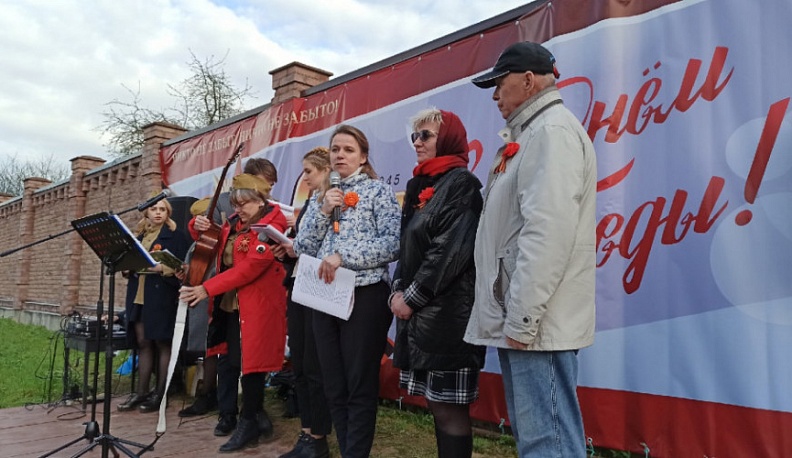 Ольга Коробова спела песни Победы в пригородной Григоровке