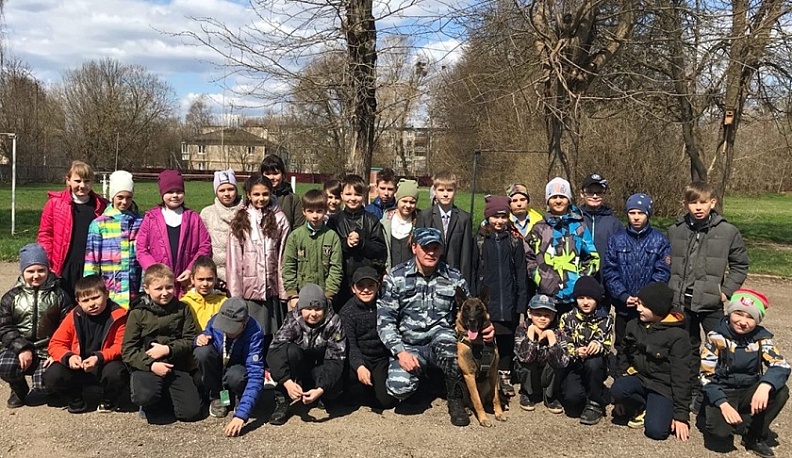 В калужской школе прошел урок мужества, связанный с кинологией
