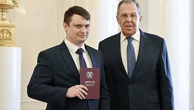 Глава МИД РФ Сергей Лавров вручил дипломы МГИМО двум калужским ветеранам СВО