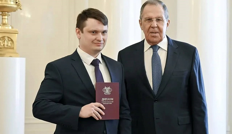 Глава МИД РФ Сергей Лавров вручил дипломы МГИМО двум калужским ветеранам СВО