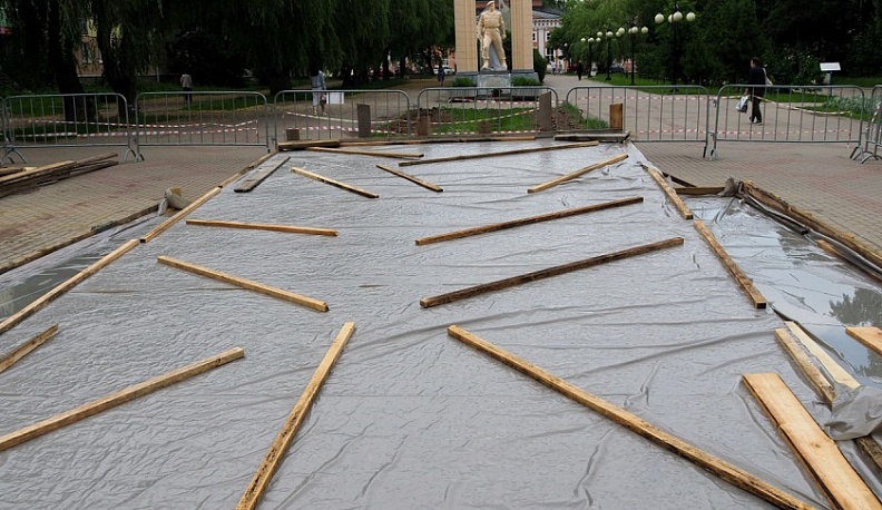 В Калуге на площади Победы начали устанавливать новый памятник