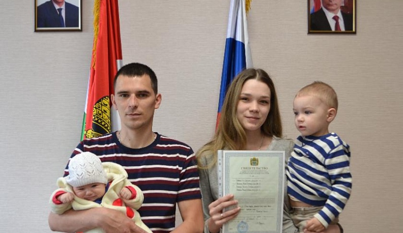 В Тарусе вручили свидетельства на жилье молодым семьям