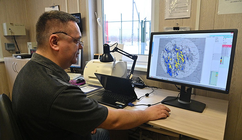 Евгений Мотылевич показывает, как на экране монитора выглядят данные, переданные локатором.