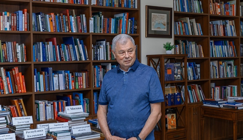 Сенатор Анатолий Артамонов передал в дар областной библиотеке книги о российских регионах