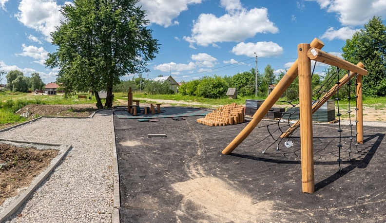 В Калужской области предприниматель помог построить детскую площадку