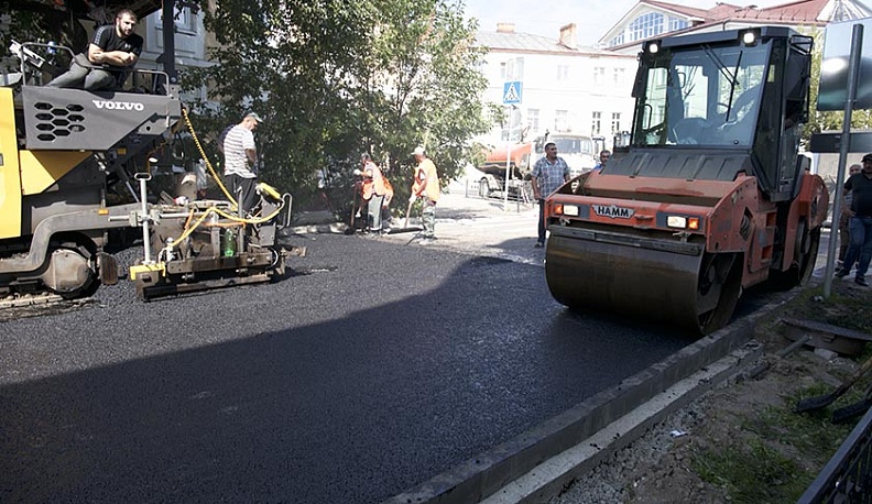 В Калуге началось асфальтирование Воскресенской улицы