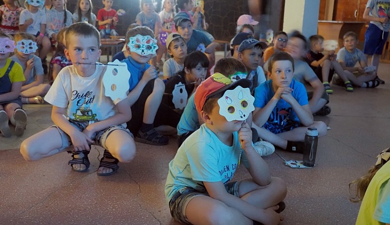 Ольга Коробова пообщалась с детьми в пришкольном лагере