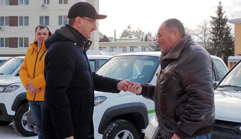 Владислав Шапша вручил ключи от 27 новых автомобилей водителям медучреждений Калуги и области