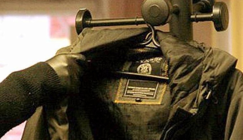 Пенсионерка отказалась покупать куртку, тогда продавцы забрали у нее 90 тысяч 