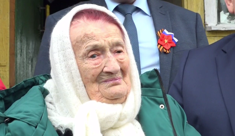 Калужане в честь Дня Победы выступили для 102-летнего ветерана