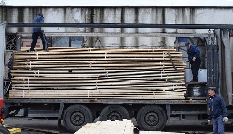 В Первомайск ЛНР прибыл очередной гумгруз со стройматериалами из Калужской области