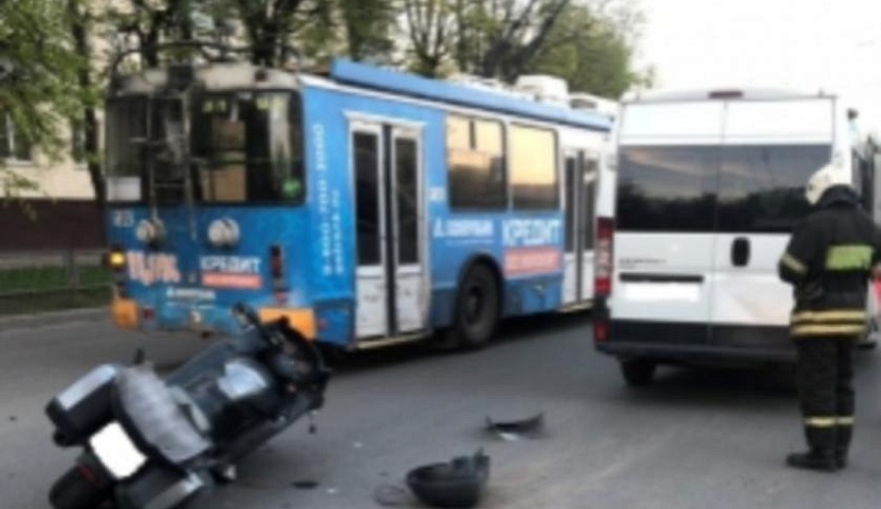 В Калуге столкнулись мотоцикл и грузопассажирский фургон 