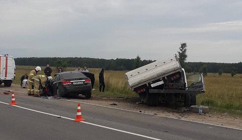 Под Калугой в выехавшей на встречку иномарке погиб человек