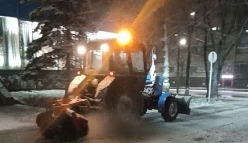 В Калуге расчищают дороги от снега