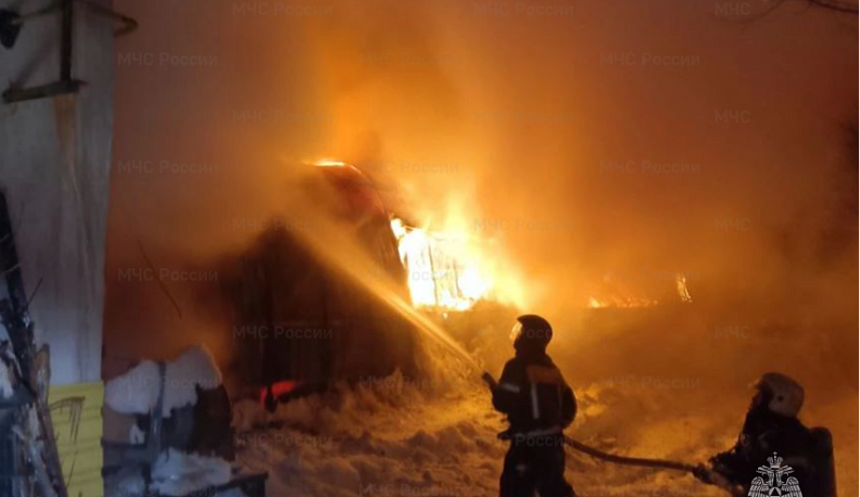 В Козельске пожар в ангаре тушили почти три десятка пожарных 