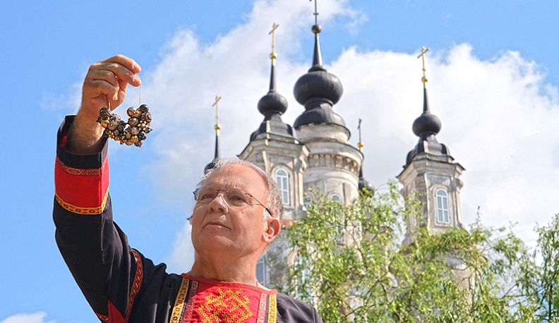 В древнерусской былине о Соловье Будимировиче говорится: «Скоро-де Запава наряжается, надевала шубу соболиную – цена-то шубе три тысячи, а пуговки в семь тысячей».