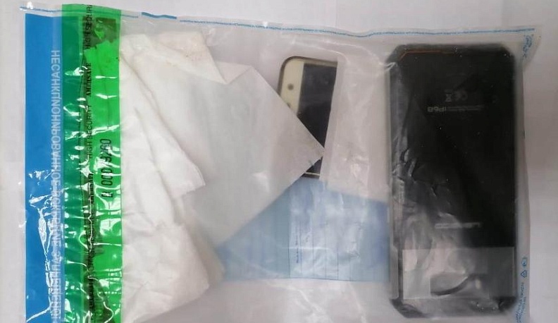 Экс-сотрудницу колонии в Калужской области ждет суд за снабжение заключенных смартфонами