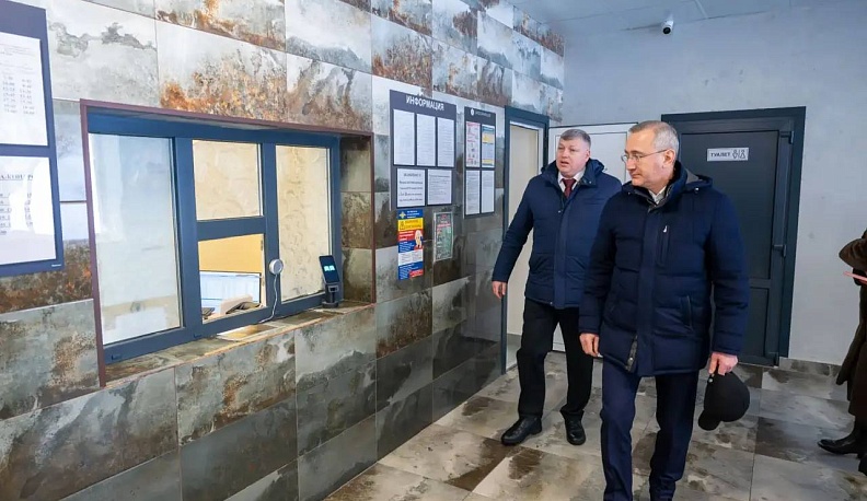 Владислав Шапша в ходе рабочей поездки заехал на автовокзал в Кондрове