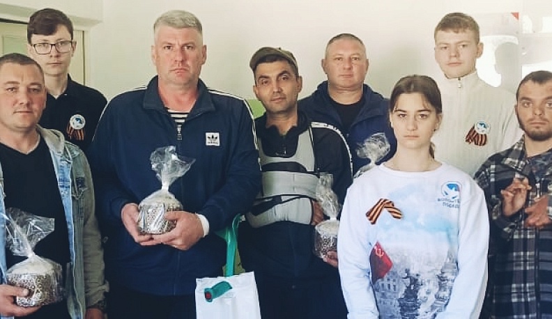Боровские школьники из движения «Волонтёры Победы» вручили пасхальные куличи раненым бойцам СВО