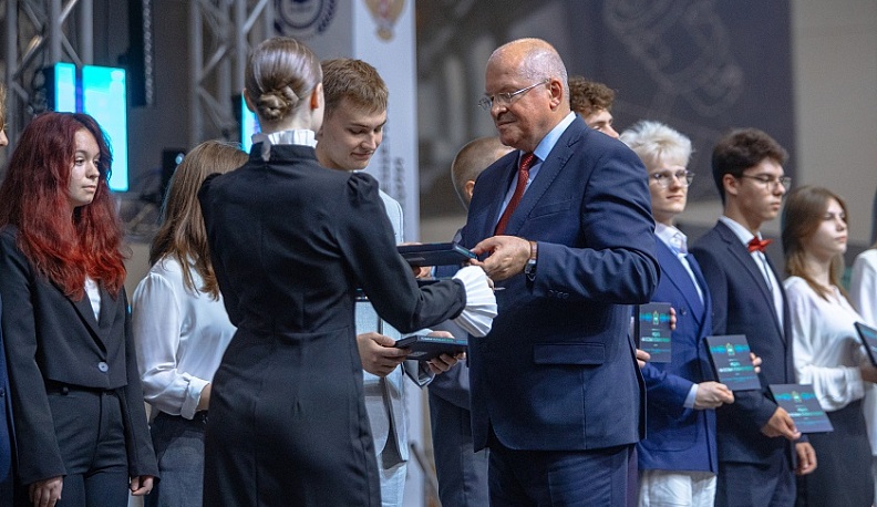 Владислав Шапша вручил золотые медали выпускникам