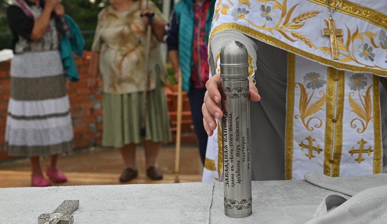 В Калуге на месте родового имения дворян Унковских освятили основание строящейся церкви