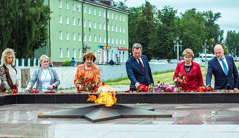 В Людинове возложили цветы к Вечному огню и подножию мемориальной стелы Воинской доблести