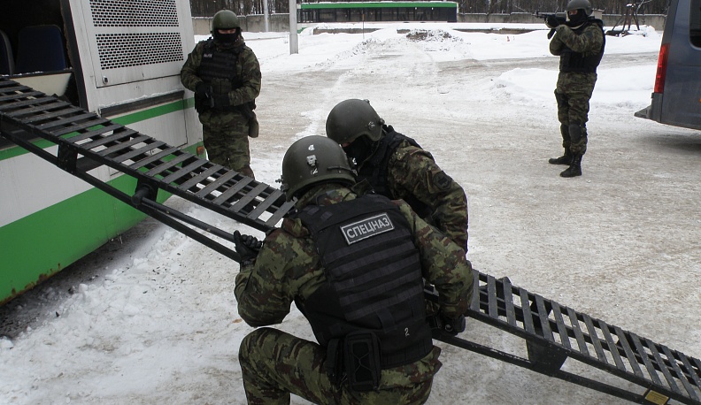 В Калуге сотрудники ФСБ потренировались обезвреживать террористов
