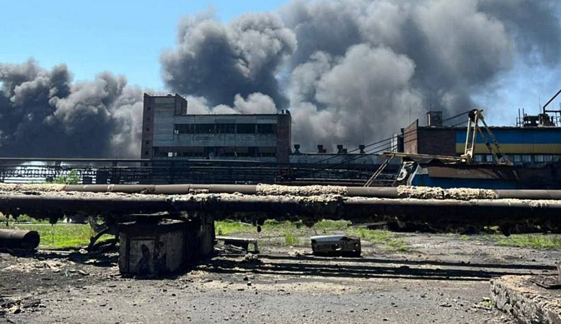 Армия России наносит удары по Авдеевскому коксохимиче- скому заводу,  в котором оборудован укреп- район ВСУ. 