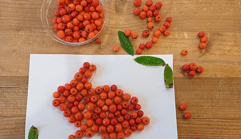 В калужском Доме мастеров создали рыжего зайца из рябины