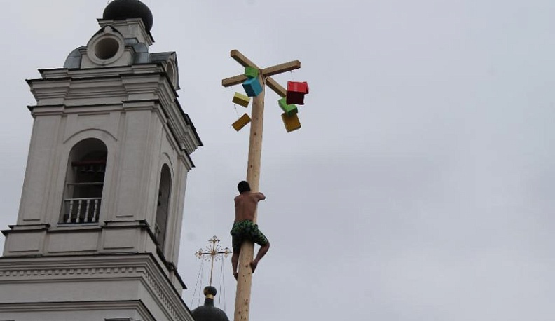 В Тарусе на Масленичном столбе делали селфи