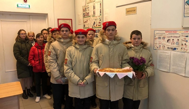 Юнармейцы поздравили жителей Ильинского дома престарелых с Днем пожилого человека