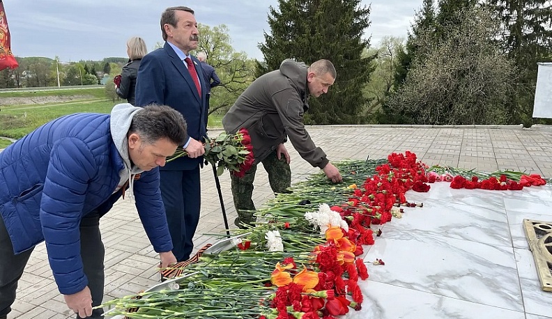 Геннадий Скляр почтил память павших бойцов Великой Отечественной войны на Ильинских рубежах 