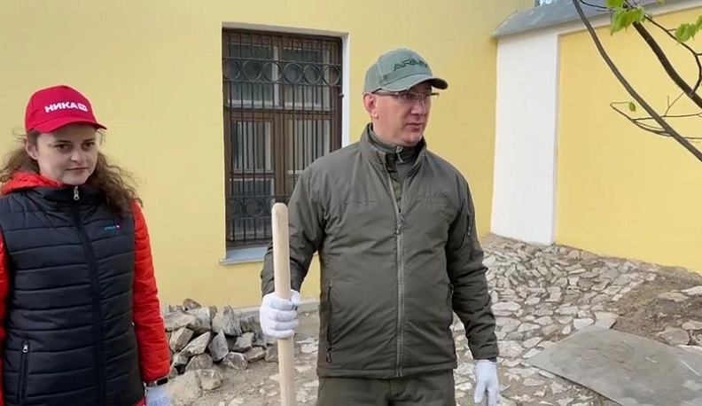 В Калуге Владислав Шапша принял участие в высадке лип во дворе Краеведческого музея