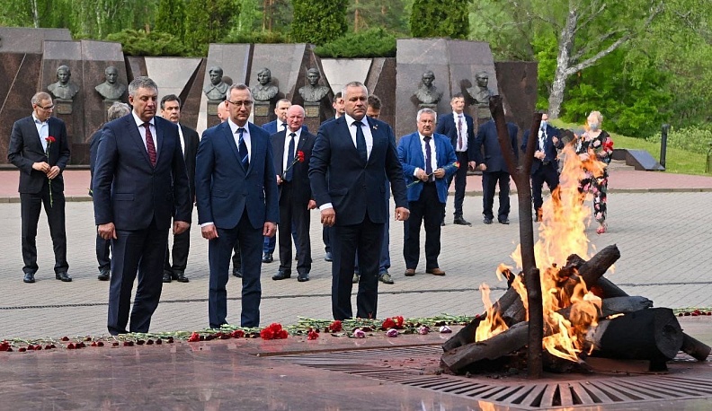 Владислав Шапша возложил цветы к Вечному огню в Брянске