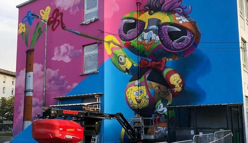 Художница из Калуги создала мурал на школе во Франции