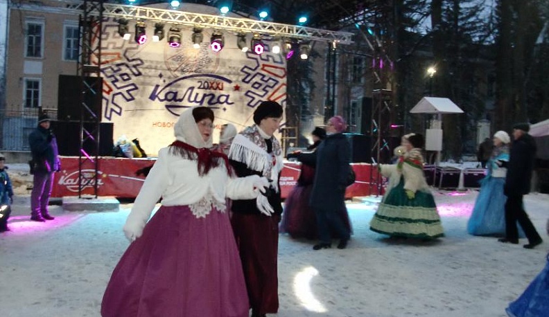 Калужане станцевали в городском парке гусарскую польку и кадриль