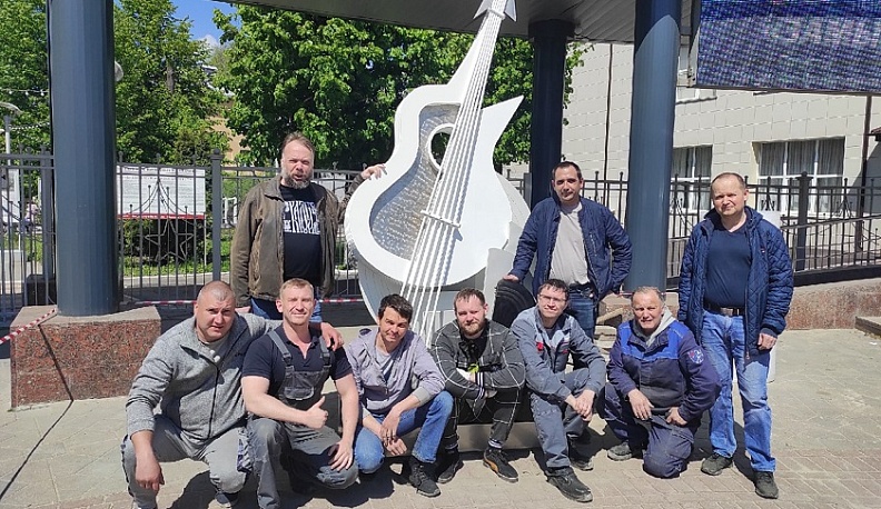 В Калуге у филармонии появился арт-объект в виде большой гитары