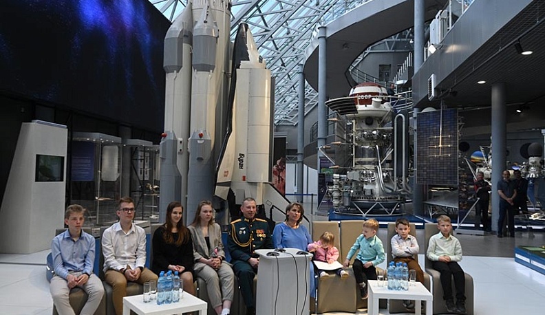 Многодетная семья из Сосенского пообщалась с президентом России и побывала на Луне