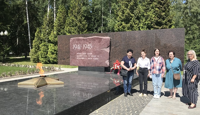 Землю из Бурятии привезла в Обнинск на могилу своего дяди-красноармейца жительница Петербурга