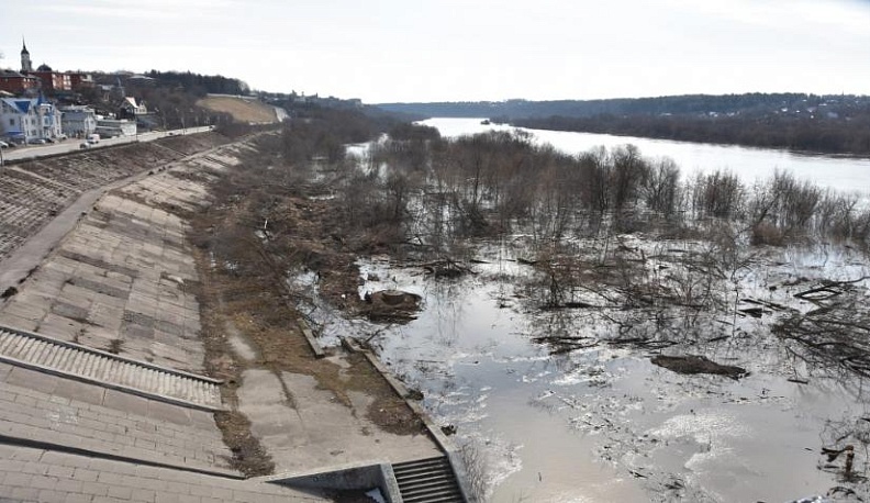 В Калуге Ока при разливе затопила первый ярус набережной