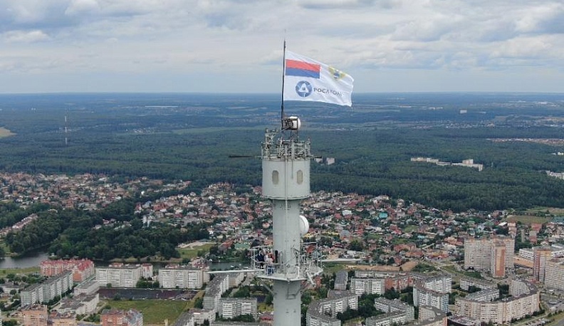 В Обнинске на метеомачту подняли знамя сотрудничества РОСГИДРОМЕТа и РОСАТОМа