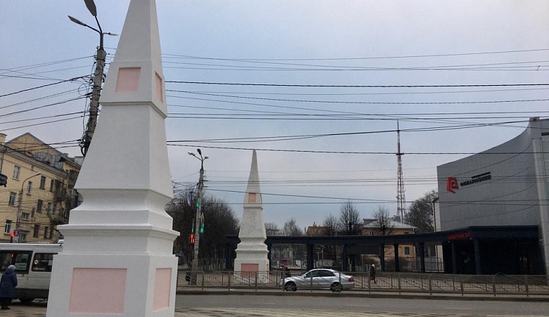 В Калуге смонтировали деревянные Московские ворота на Ленина