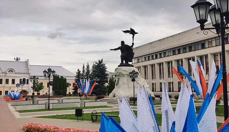 В Калуге ко Дню города развесили более тысячи флагов