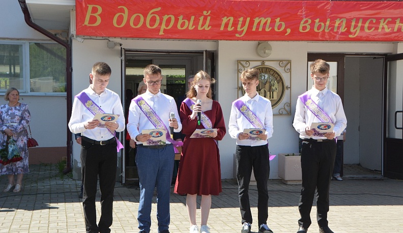 Для 38 выпускников Ерденевской школы прозвучал последний звонок