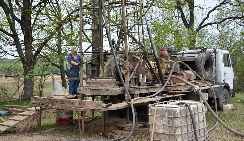 В деревне Бели бурят скважину питьевой воды для жителей