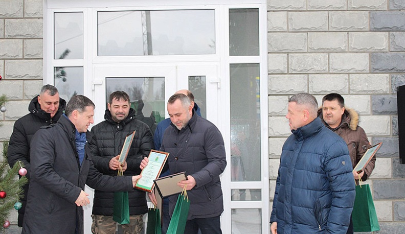 Александр Ефремов награждает Владимира Пономаренко.