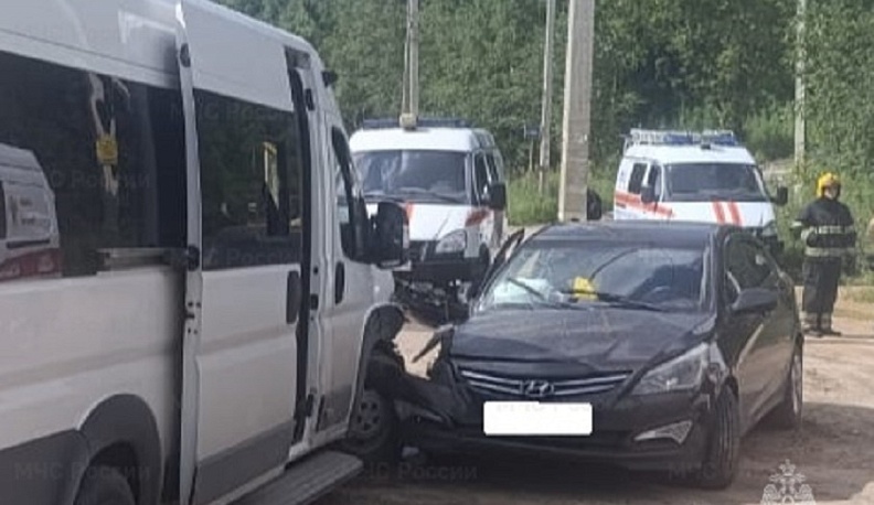 В Обнинске автомобиль врезался в маршрутку